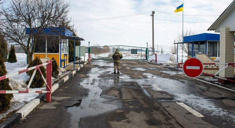 Militares ucranianos patrulham a fronteira do país com a Rússia
