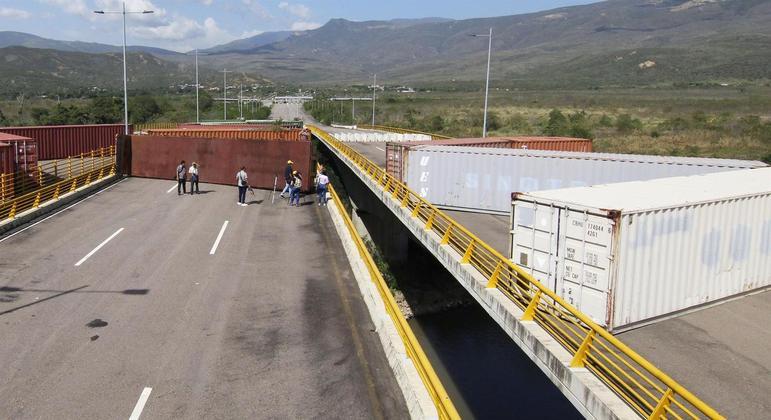 Fronteira da Colômbia e Venezuela é bloqueada por contêineres 