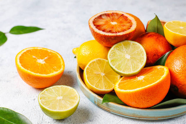 Frutas cítricasAs frutas cítricas, como laranja, limão, tangerina e kiwi, são ricas em vitamina C, que é um antioxidante que pode ajudar a reduzir a inflamação e o estresse, condições que podem estar associadas à depressão. Elas também são uma boa fonte de potássio, mineral importante para o cérebro que atua na regulação do humor e do sono. Um estudo de 2015 publicado no Journal of Nutrition revelou que pessoas que comeram duas frutas cítricas por dia por quatro semanas experimentaram uma melhora significativa em seus sintomas de depressão