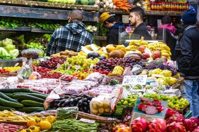 RS - VENDA/FRUTAS/PORTO ALEGRE - ECONOMIA - Venda de frutas no Mercado Público de Porto Alegre, no Rio Grande do Sul, nesta terça-feira, 07 de junho de 2022. Cinco frutas populares (banana, laranja, maçã, mamão e melancia) apresentaram alta de até 242% de 2020 para 2022 nas Ceasas das capitais, apontou a Companhia Nacional de Abastecimento (Conab). 07/06/2022 - Foto: EVANDRO LEAL/ENQUADRAR/ESTADÃO CONTEÚDO