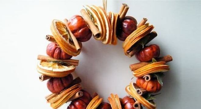 Frutas secas foram utilizadas para compor esse lindo enfeite de natal para porta