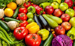 Frutas e vegetais Uma revisão sistemática e meta-análise publicada na revista Nutrients, em 2017, analisou vários estudos sobre o consumo de frutas e vegetais e o risco de várias doenças crônicas, incluindo o câncer. Os resultados mostraram que indivíduos que tinham uma dieta que contemplava mais esses alimentos tiveram menor risco de câncer em geral, bem como câncer de pulmão, mama, cólon, estômago e esôfago. Isso se deve, em parte, ao alto teor de antioxidantes, vitaminas, minerais e fibras encontrados nas frutas e vegetais