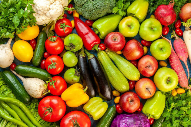 Inclua mais frutas e vegetais na alimentaçãoA inclusão de mais frutas e vegetais na dieta de um programa de emagrecimento saudável oferece diversos benefícios. Esses alimentos são naturalmente baixos em calorias e ricos em fibras, o que proporciona uma maior sensação de saciedade, ajudando a controlar o apetite e reduzir a ingestão calórica total. Além disso, frutas e vegetais são fontes valiosas de vitaminas, minerais e antioxidantes essenciais, que apoiam o funcionamento adequado do corpo durante a perda de peso. Suas propriedades nutricionais também auxiliam na manutenção dos níveis de energia, na regulação dos níveis de açúcar no sangue e na promoção da saúde cardiovascular, contribuindo para um emagrecimento sustentável e benéfico para a saúde geral