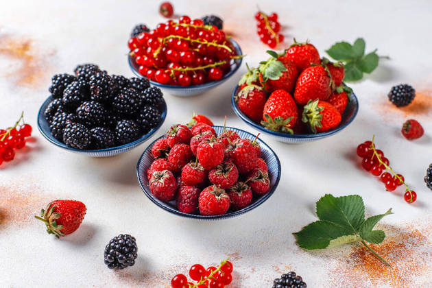 Frutas vermelhas As frutas vermelhas, como morangos, framboesas, mirtilos e cranberries, são ricas em antioxidantes, que podem ajudar a proteger o cérebro do estresse e da inflamação. Estudos mostram que as frutas vermelhas podem ajudar a melhorar o humor e a reduzir os sintomas da depressão. Por exemplo, um artigo de 2015 publicado no Journal of Affective Disorders revelou que pessoas que comeram 240 g de frutas vermelhas por dia por dois meses experimentaram uma melhora significativa em seus sintomas de depressão. Esses alimentos atuam como antioxidantes, aumentam a produção de serotonina e combatem o estresse oxidativo, que pode danificar os neurônios e dificultar a comunicação entre eles