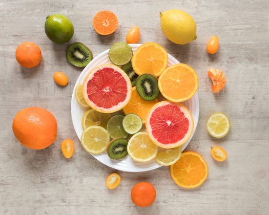 Os alimentos que são consenso entre os especialistas são aqueles ricos em vitamina C - entre eles as frutas cítricas e vegetais verdes folhosos. Isso porque a vitamina C aumenta
a produção de glóbulos brancos, essenciais no combate às infecções. Podem ser destacados a laranja, o limão, kiwi, acerola e o tomate