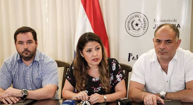 O vice-ministro de Política Criminal do Paraguai, Hugo Volpe (à esquerda)