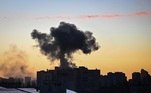 Fumaça após bombardeio em Kiev, capital ucrânia sofreu com diversas explosões nesta quarta-feira (16)