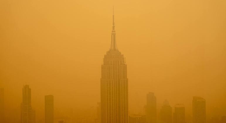 Fumaça alaranjada de incêndios florestais no Canadá chega a Nova York e encobre vista do Empire State Building