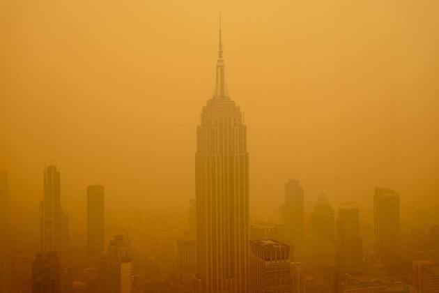 Fumaça alaranjada de incêndios florestais no Canadá chega a Nova York e encobre vista do Empire State Building