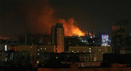 Fumaça e chamas no horizonte durante bombardeio à capital da Ucrânia, Kiev

