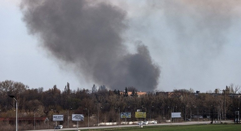 Fumaça é vista no aeroporto de Dnipro, destruído após ataque de mísseis russos
