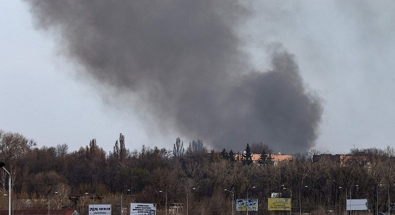 Fumaça é vista no aeroporto de Dnipro, destruído após ataque de mísseis russos
