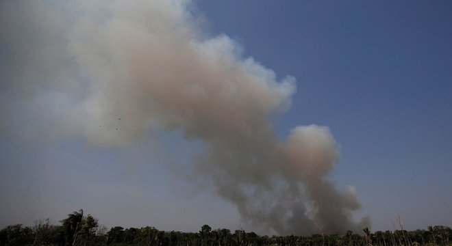 Fumaça na mata na região de Humaitá (AM); Vieira atribui queimadas principalmente ao 'clima seco'