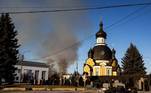 Fumaça preta após bombardeio em Kiev