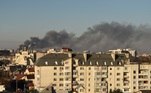 Fumaça preta é vista atrás de prédios residenciais após ataque russo a cidade de Lviv