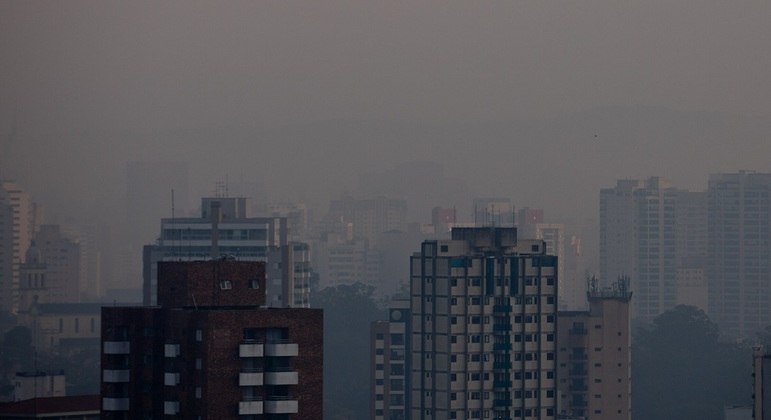 São Paulo amanhece com forte odor de queimado na manhã desta sexta-feira (9)