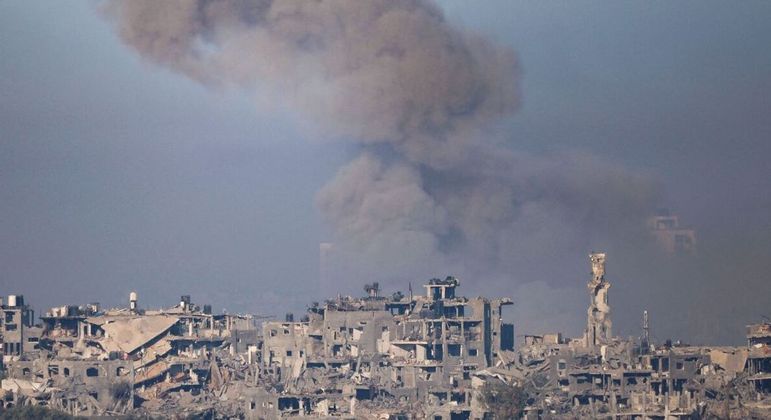 Fumaça é vista subindo do sul da Faixa de Gaza, em meio ao conflito contínuo entre Israel e o grupo palestino Hamas