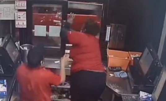 Atendente acusada de atirar contra cliente que queria batatas fritas justifica ato (Montagem/R7, com Reprodução/Twitter/@ClownWorld_)