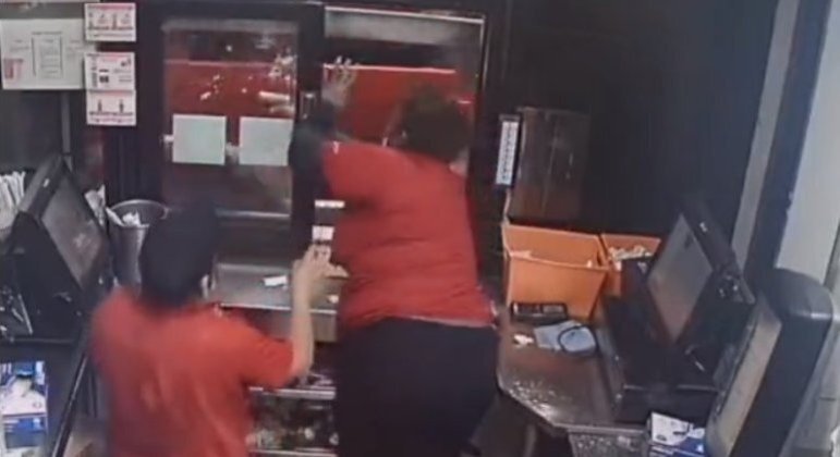 Atendente é acusada de atirar contra cliente que deu falta de batatas fritas no pedido