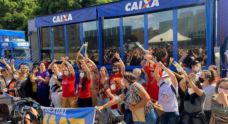 Funcionárias da Caixa protestam contra Pedro Guimarães, em Brasília