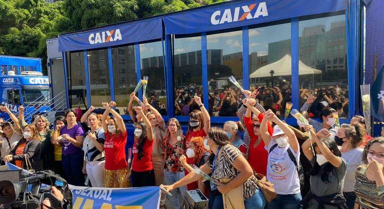 Manifestantes reunidas em frente ao edifício-sede da Caixa, em Brasília, nesta quarta (29)