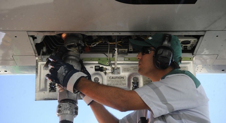 Funcionário de aeroporto abastece avião com combustível que mistura 4% de bioquerosene
