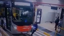 Funcionário é atropelado por ônibus na garagem da empresa