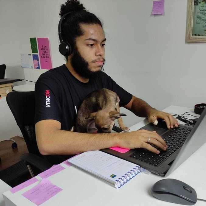 Funcionário da Vitacon durante home office: empresa vai adotar modelo híbrido permanentemente