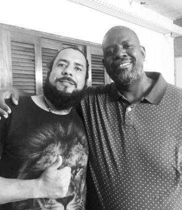 Eduardo Wagner de Oliveira Santos, iluminador de palco do cantor Péricles, foi espancado e morreu na manhã de segunda-feira (15), após uma confusão em um posto de gasolina de Mauá, na região metropolitana de São Paulo. Segundo a polícia, Eduardo chegou embriagado ao local e derrubou alguns engradados de bebida, o que teria motivado uma briga. No relato à família, a polícia contou que Eduardo foi agredido por apenas uma pessoa. Os parentes, no entanto, suspeitam de linchamento, devido à quantidade de machucados no corpo da vítima
