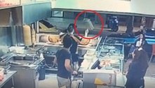 Funcionário golpeia mão-leve com fritadeira para deter furto de pizza 