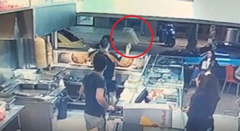 Funcionário de kebaberia golpeou mão-leve com fritadeira e impediu um furto de pizza