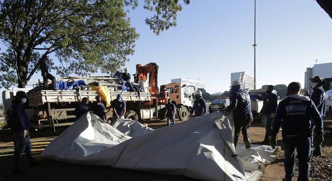 Funcionários do governo do DF retiraram lonas e faixas