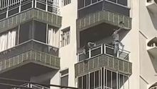 Vídeo mostra homens instalando tela no 15º andar de prédio sem equipamento de proteção