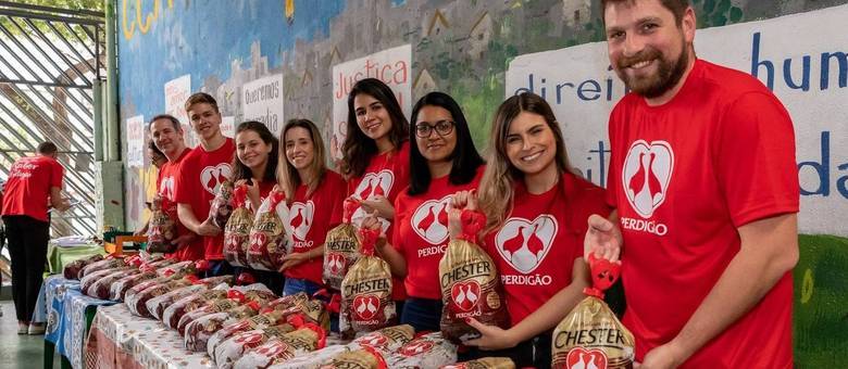 Funcionários BRF participam das distribuições (Divulgação)