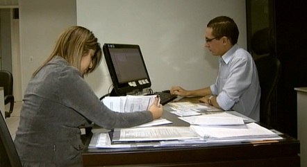 Funcionários trabalhando em escritório