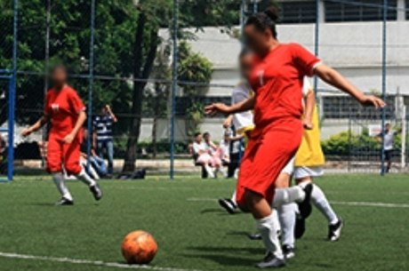 Meninas participam de 6º torneio de futebol