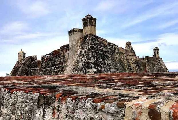 Fundada em 1533, Cartagena foi um importante porto comercial, o que a tornou desde o início muito visada por piratas e estrangeiros que queriam toma-lá.  Para evitar invasões, o Rei Filipe II ordenou a construção de uma grande muralha ao redor do que hoje conhecemos como cidade murada.
