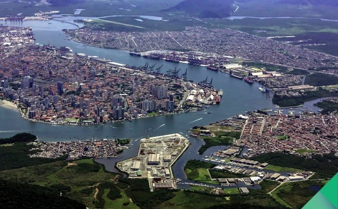 Fundada em 1546 por Brás Cubas, Santos é uma das cidades mais antigas do Brasil e tem atualmente o maior porto da América Latina e um dos mais importantes do mundo, o Complexo Portuário de Santos.
