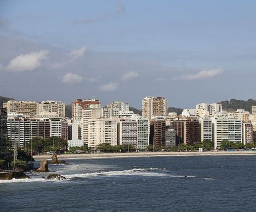 Fundado em 1573, Niterói é um município do estado do Rio de Janeiro que conta com uma população de aproximadamente 494 000 habitantes e uma área de 129,4 km².