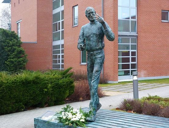 Fundador da empresa Apple, Steve Jobs - falecido em 2011 - tem uma estátua em uma área empresarial em Budapeste, na Hungria.
