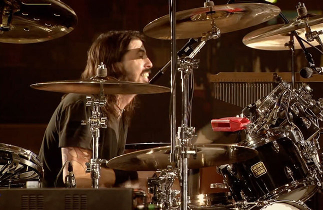 Fundador, vocalista e guitarrista da banda Foo Fighters, Dave Grohl foi um dos mais influentes bateristas dos anos 80 e 90. Ele se notabilizou como baterista do Nirvana, que marcou época com Kurt Cobain. Grohl também é ex-baterista do Queens of the Stone Age. Destaca-se como multi-instrumentista. 