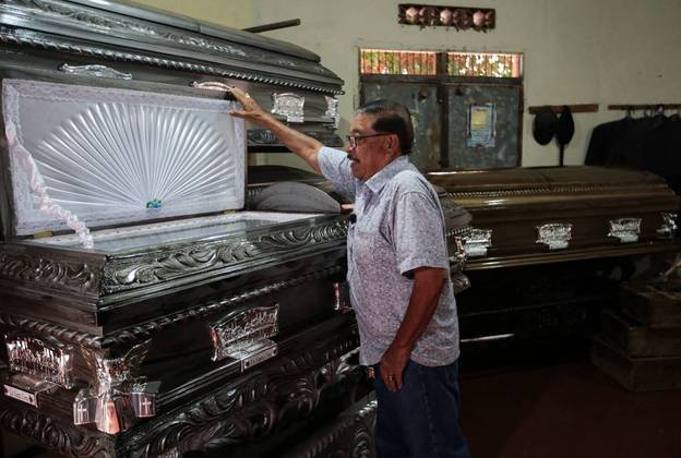 Miguel Mayorga, de 72 anos, dono da funerária María Auxiliadora, conta à AFP que há 35 anos fazia móveis de madeira, mas começou a fabricar caixões para superar uma crise econômica