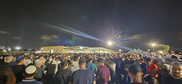 4º dia — A brasileira Bruna Valeanu, de 24 anos, outra
brasileira que desapareceu após o ataque terrorista do grupo Hamas a um
festival de música eletrônica em Israel, foi encontrada morta pouco depois de
Ranani Glazer. O funeral da jovem atraiu uma multidão e provocou
congestionamento em rodovias próximas  