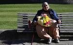 Algumas pessoas também prestaram homenagens. Nesta foto, uma senhora que não foi identificada segura um buquê de flores do lado de fora do Castelo de Windsor