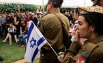 Israelenses se reúnem para prestar tributo a Adi Zur, militar morto durante os ataques terroristas Hamas, no cemitério militar Monte Herzl, em Jerusalém
