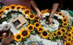 Floristas se voluntariam para confeccionar coroas fúnebres em memória dos, até agora, 1.200 mortos em território israelenses em decorrência dos ataques dos terroristas do Hamas, na localidade de Moshav Zeitan, próximo a Tel Aviv