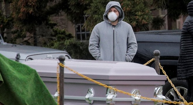 Funeral é realizado no Brooklyn, em Nova York, em meio ao terceiro recorde seguido de mortes