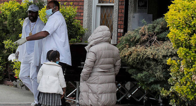  Estudos indicam que há preconceito implícito no sistema de saúde americano, o que faria com que pacientes negros sejam tratados de maneira diferente do que pacientes brancos

