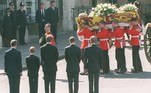 6 – Diana recebeu cuidados médicos sabotadosApós o acidente, muitas pessoas começaram a dizer que os médicos deixaram a princesa morrer. O método de resgate foi bastante questionado, já que ela recebeu tratamento no local, quando poderia ter sido levada a um hospital imediatamente