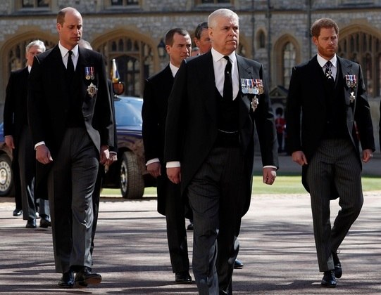 Os membros da realeza britânica usaram trajes civis para evitar mostrar que príncipes têm direito ao uniforme militar, pensando especialmente em Harry, que abandonou a monarquia há um ano